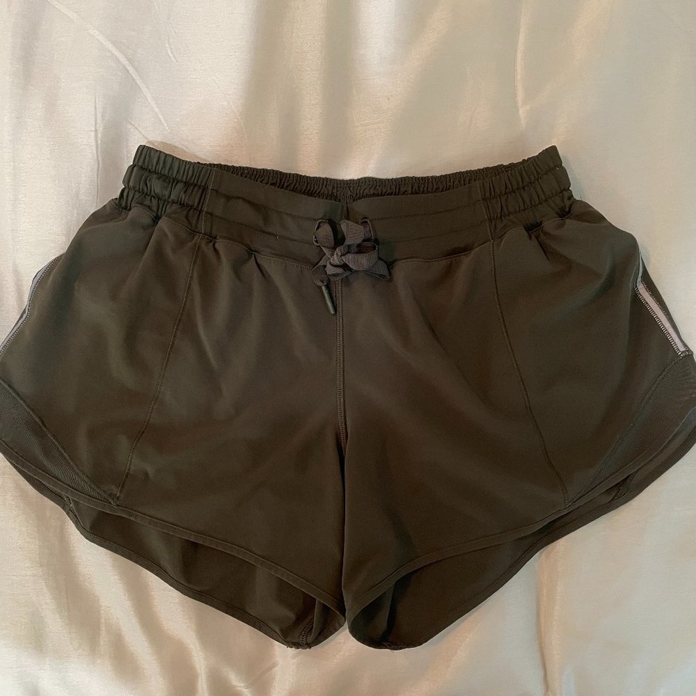 Lululemon Low Rise Hotty Hot Short 4" Size 6